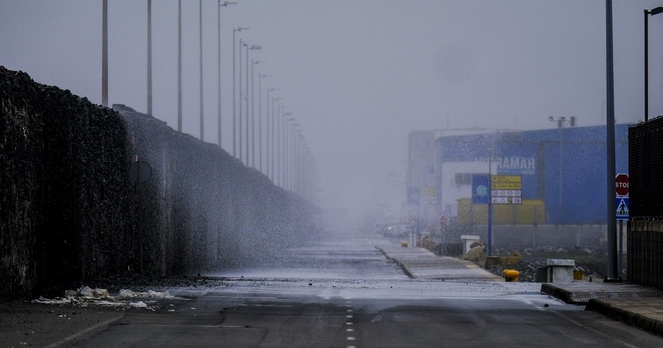 El fuerte viento golpea a una Canarias con calima