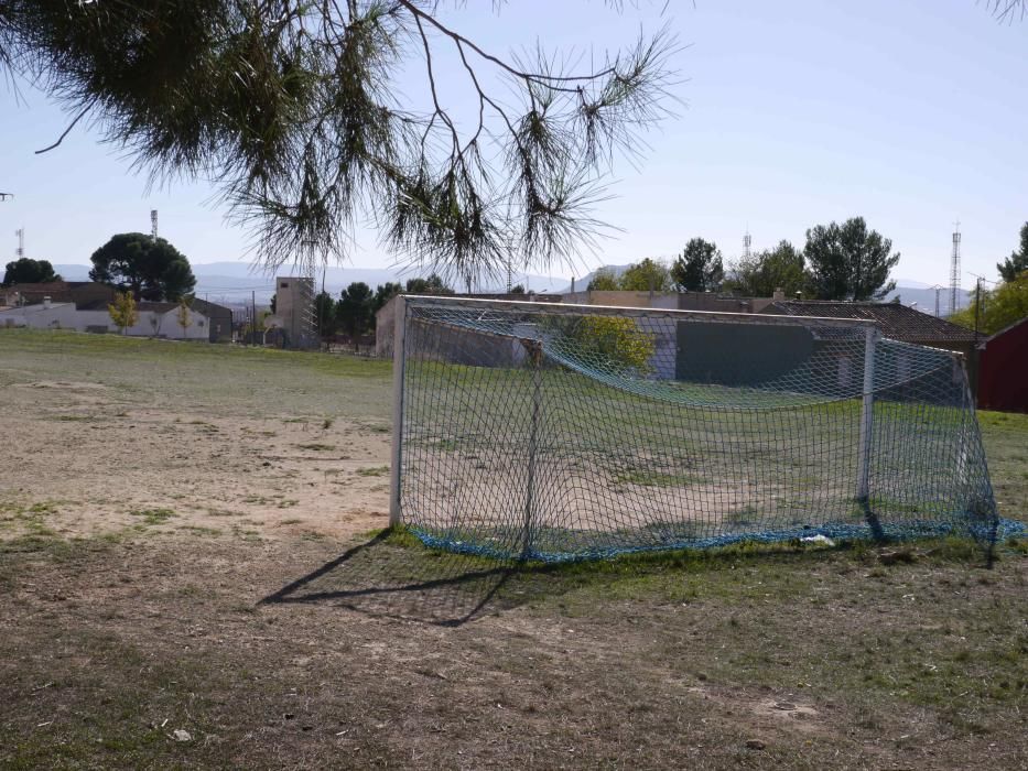 Aunque hace décadas que no tiene club de fútbol, La Encina conserva un rústico terreno de juego que se utiliza ocasionalmente.