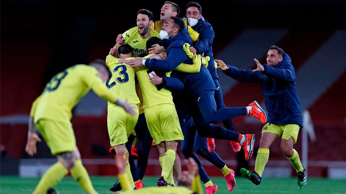 Los jugadores del Villarreal celebran el pase a la final de la Europa League