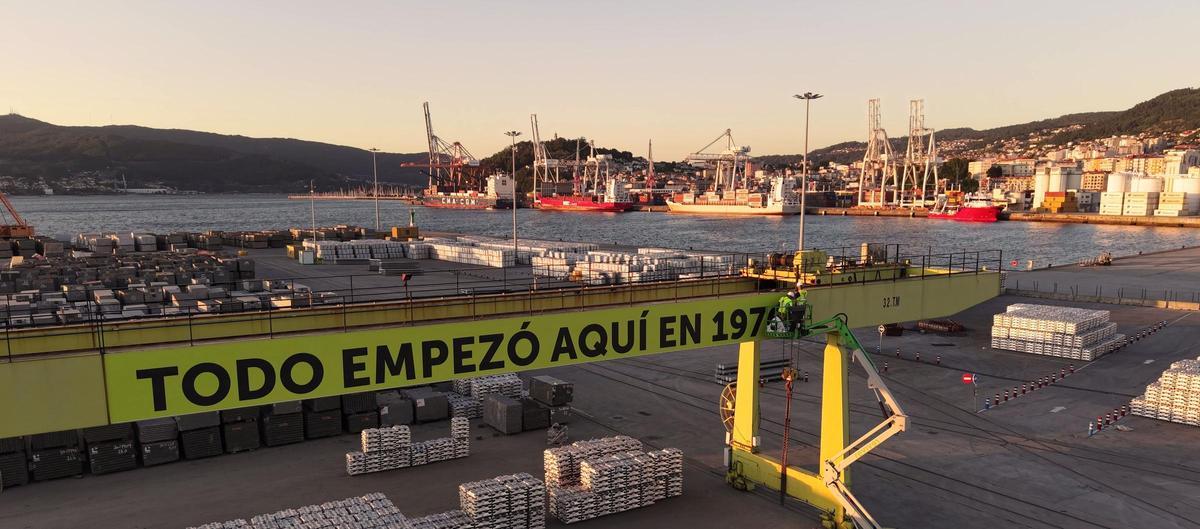 Puente grúa de la firma en el Muelle Transversal con una pancarta sobre el 50 aniversario.