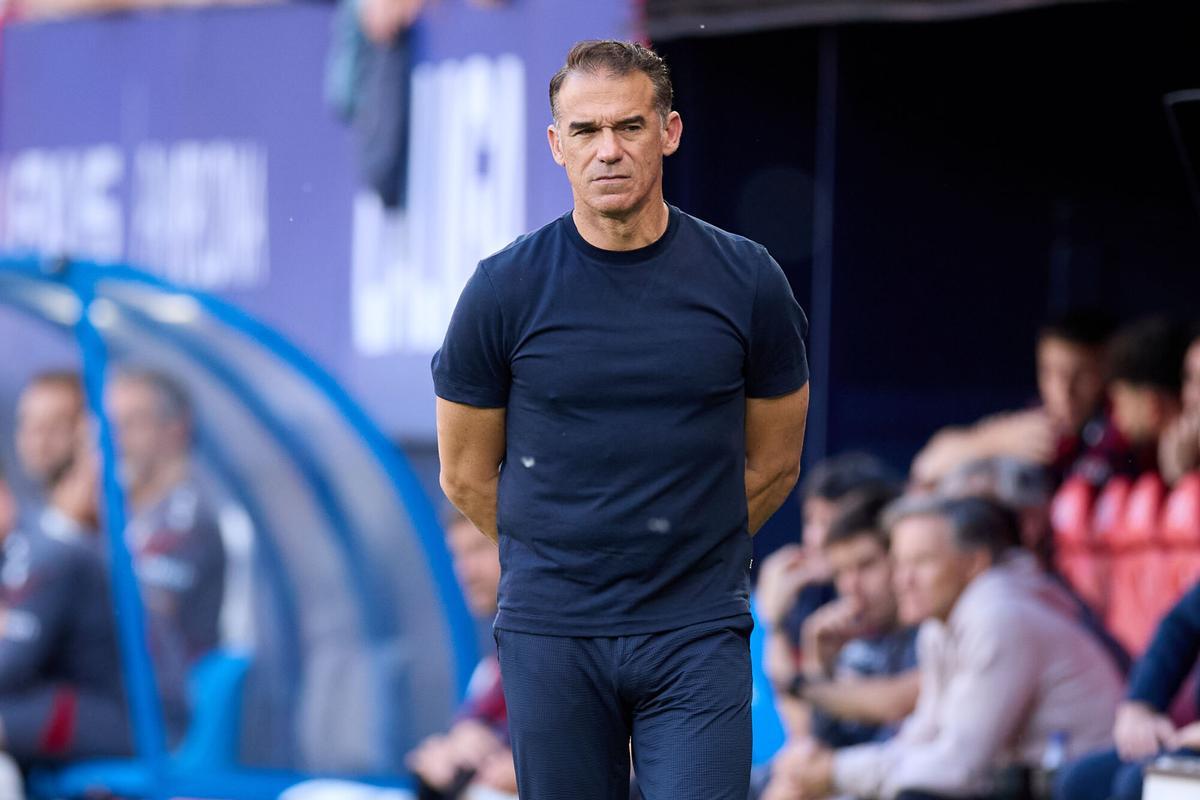 Luis García Plaza durante el Osasuna-Sevilla en El Sadar de Liga