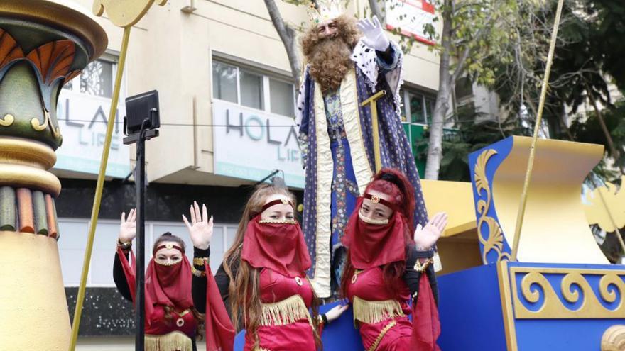 Uno de los Reyes Magos y sus pajes, en la Navidad pasada. | L. O.