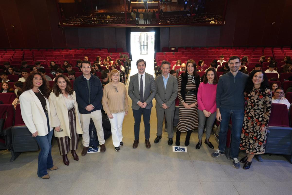 Personal de la UCO y de la Delegación de Desarrollo Educativo antes de comenzar la mesa de orientación del Campus Centro.