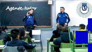Imagen de los agentes tutores, en un colegio de Madrid.