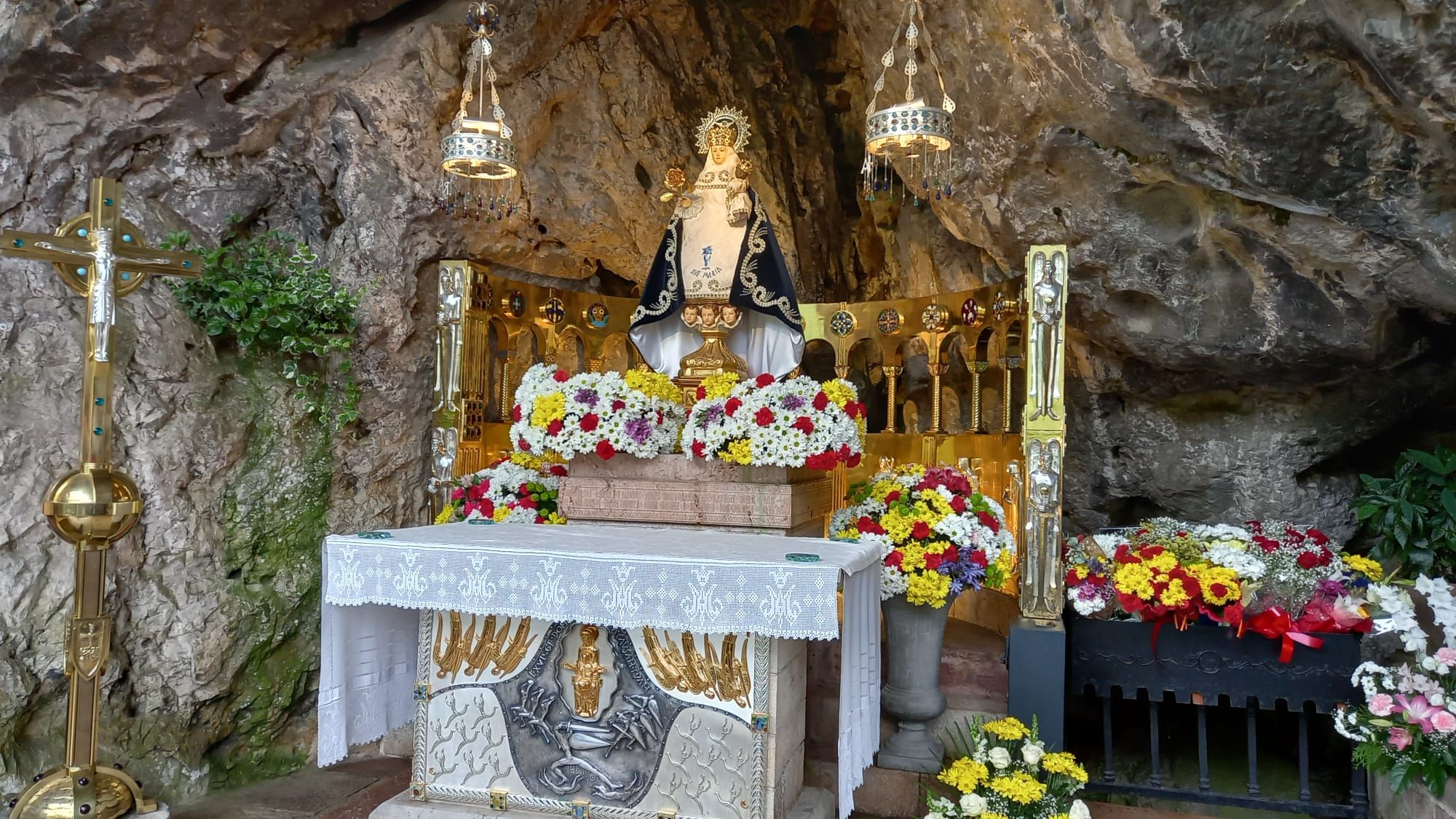 El ropero de la Santina: más de medio centenar de mantos dignos de una reina