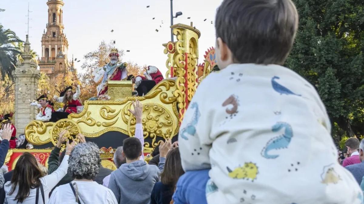 Ilusión desborda ante la Cabalgata de los Reyes Magos en Sevilla.