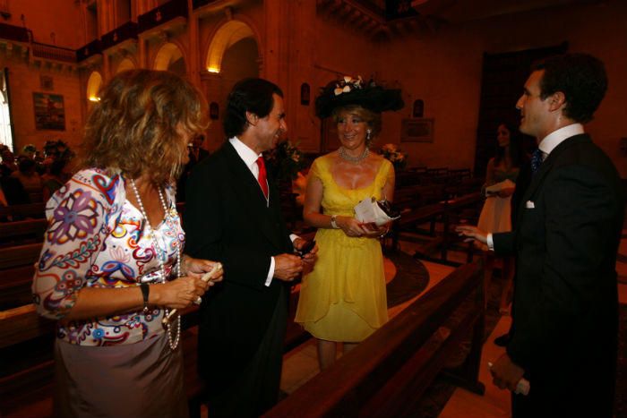 Invitados y curiosos en la boda en Santa María