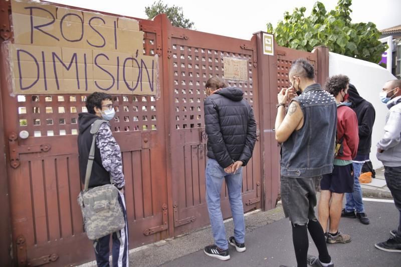 Estudiantes en el exterior del edificio del rectorado muestran su apoyo