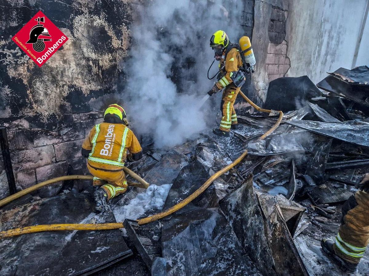 Efecitvos de bomberos durante las tareas de extinción del incendio declarado en Ibi