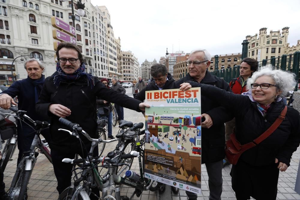 Perico Delgado pasea por el carril bici con Ribó y Grezzi