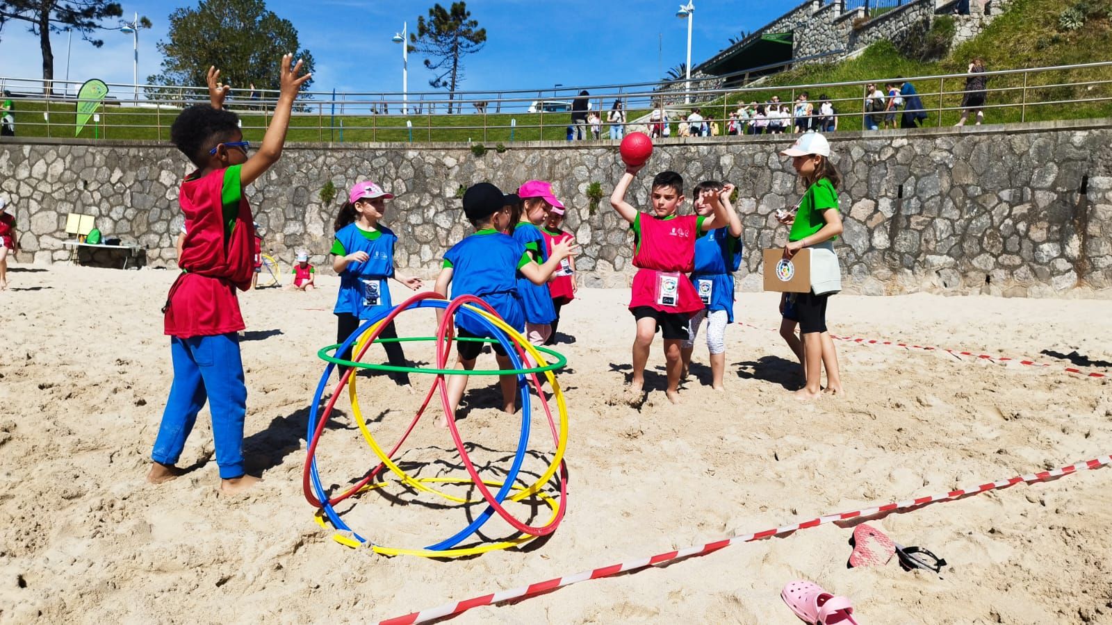 Día de juegos y playa. Más de 300 escolates de Llanes se reúnen en El Sablón por sus VI "Olimplayas"
