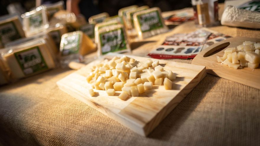 ¿Eres de los que no sabe cortar bien el queso? Fíjate bien en este truco para hacer un tabla de quesos perfecta