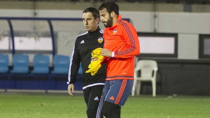 Gary Neville ayer con Negredo en la sesión. F. Bustamante