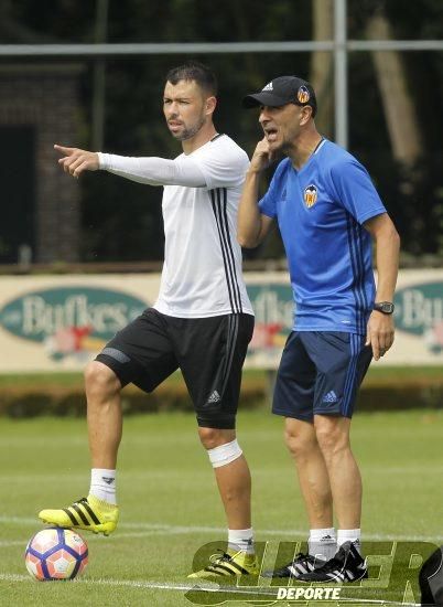 La plantilla entrena bajo la lluvia con el 'shock'