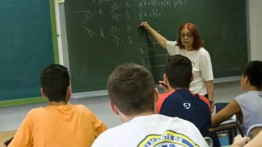 Educación paga con fondos europeos hasta 20 millones en sueldos de profesores