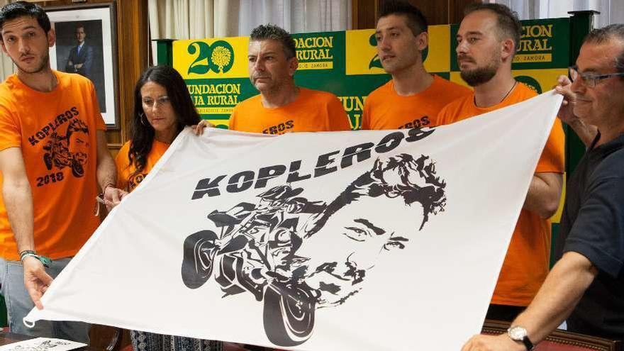 Amigos y familiares de Óscar Sastre con una pancarta con la imagen de Kopleros