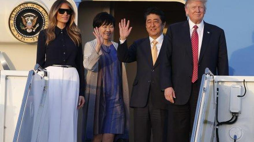 Trump, amb la seva dona Melania, rebent divendres el primer ministre del Japó, Shinzo Abe, a Florida