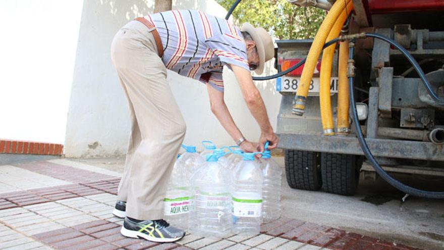 Un vecino de Fuente de Piedra recoge agua potable de un camión cisterna.