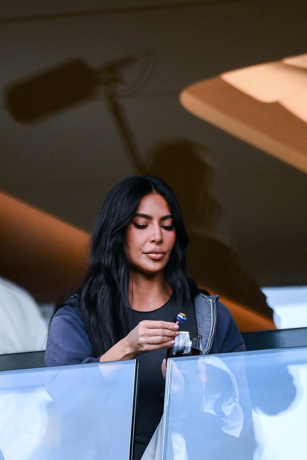 Kim Kardashian asiste al partido de fútbol de la L1 francesa entre el Paris Saint-Germain (PSG) y el Stade Rennais FC en el estadio Parc des Princes de París.