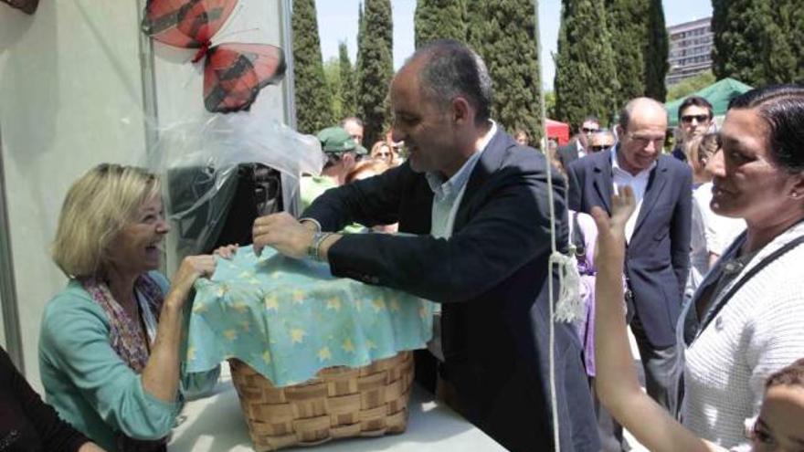 Francisco Camps, durante su visita de ayer a la Feria de la Primavera 2011 de Valencia.