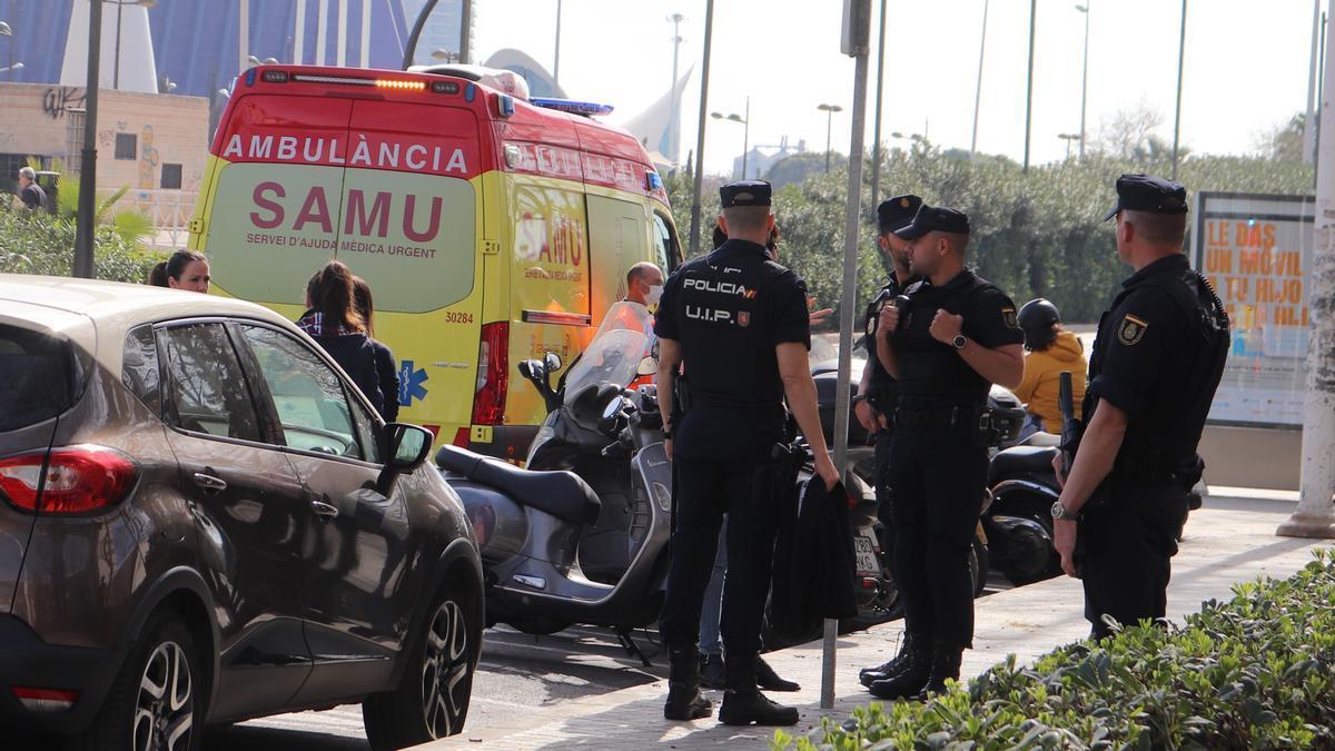 El herido a las puertas de los juzgados ha tenido que ser atendido por una ambulancia del SAMU. IGNACIO CABANES