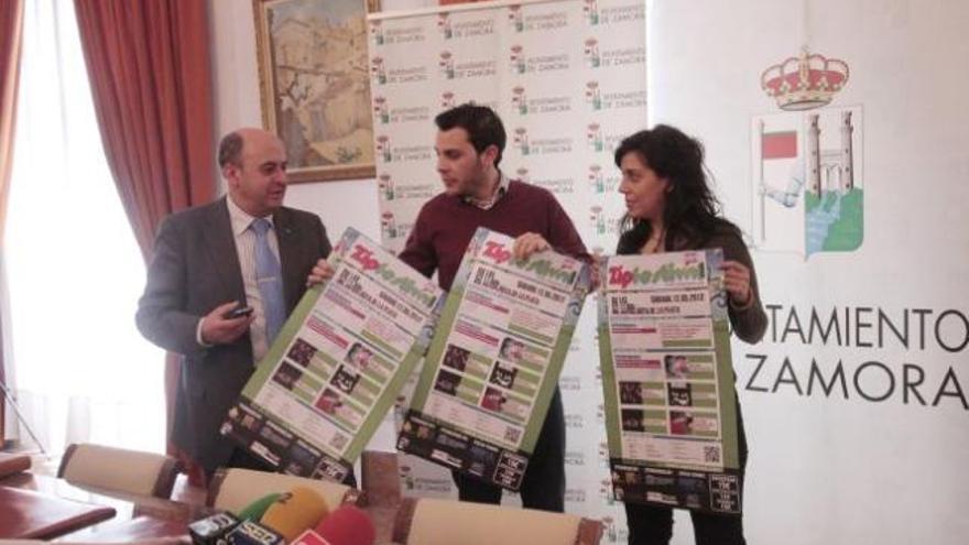 Víctor López presenta la actividad junto a Asumpta Jambrina (Consejo de la Juventud) y Feliciano Ferrero (Caja Rural).