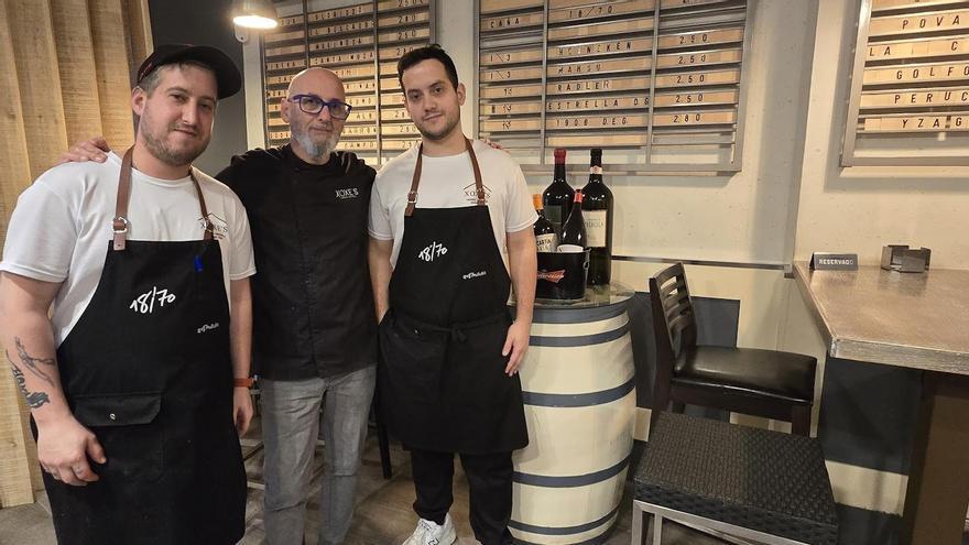 Pablo y Javier Paz del Río junto a su padre.