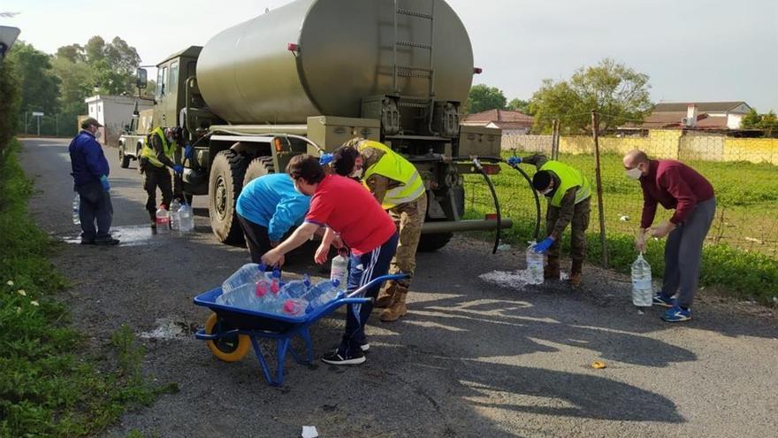 Coronavirus en Córdoba: Ayuntamiento y militares de la BRI X vuelven a las parcelaciones para llevar agua