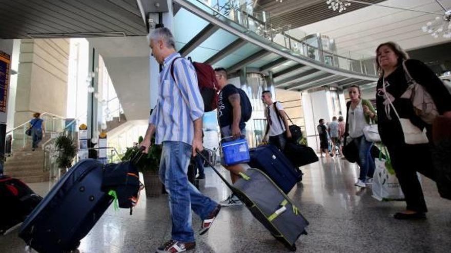 Turistas en la recepción de un alojamiento que ha sido reformado recientemente.