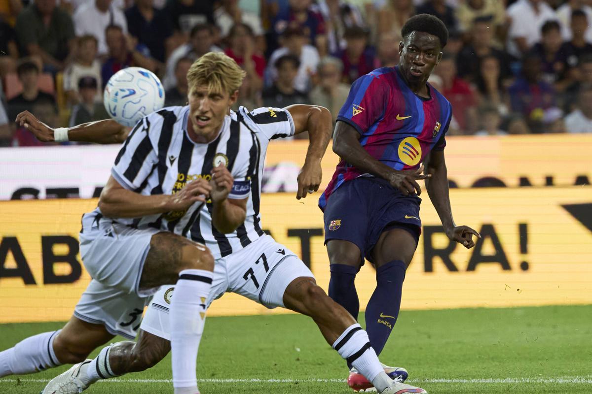 Ebrima Tunkara dispara a la portería del Udinese en el segundo partido.