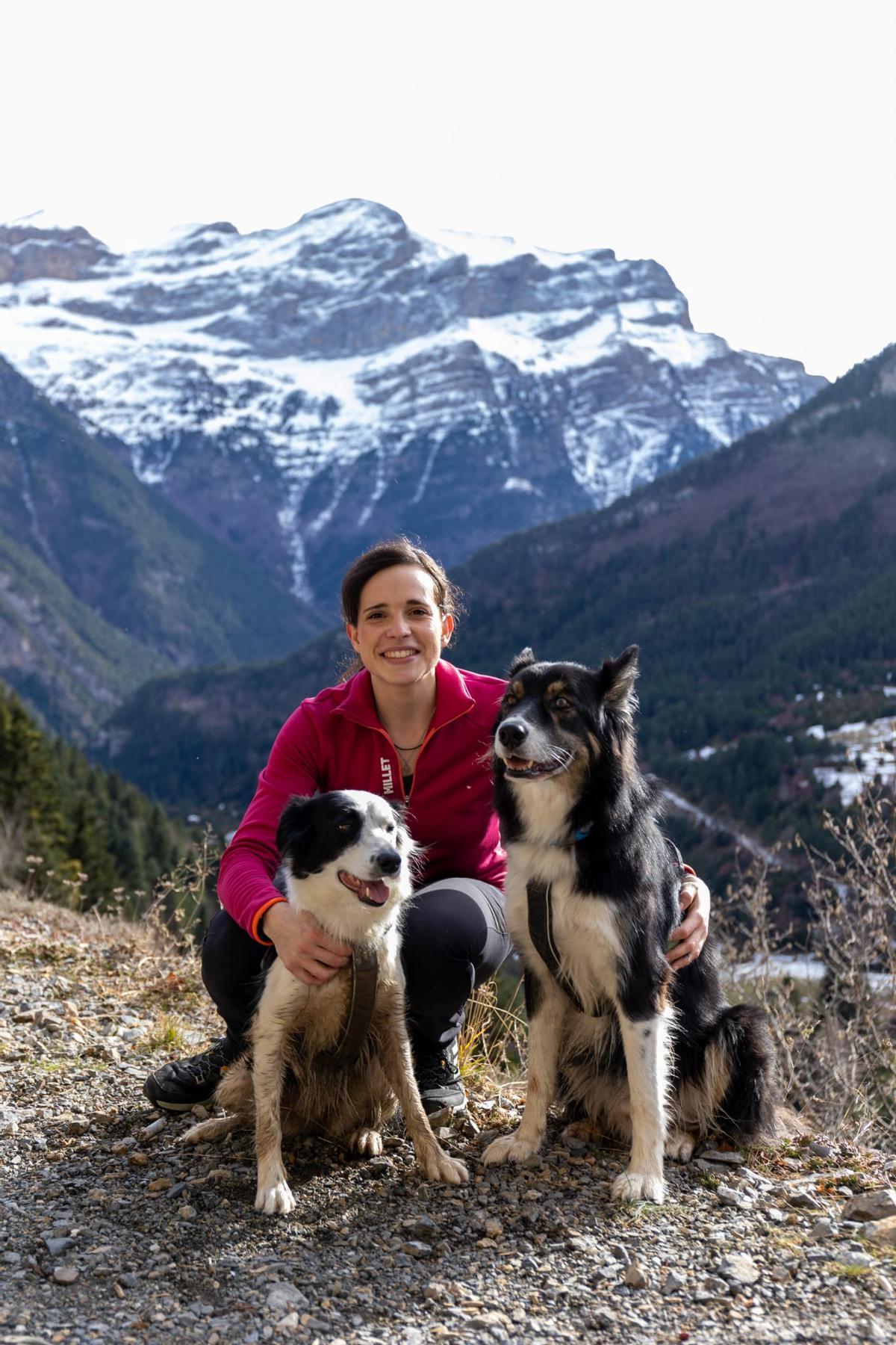 Sara, junto a sus perros Oza y Bowie.