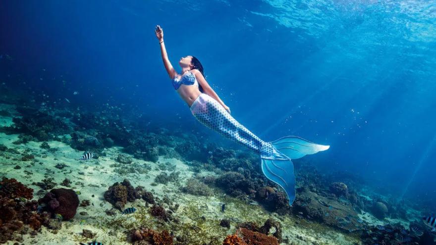 Convertirte en sirena o tritón: la nueva moda en las playas de Canarias