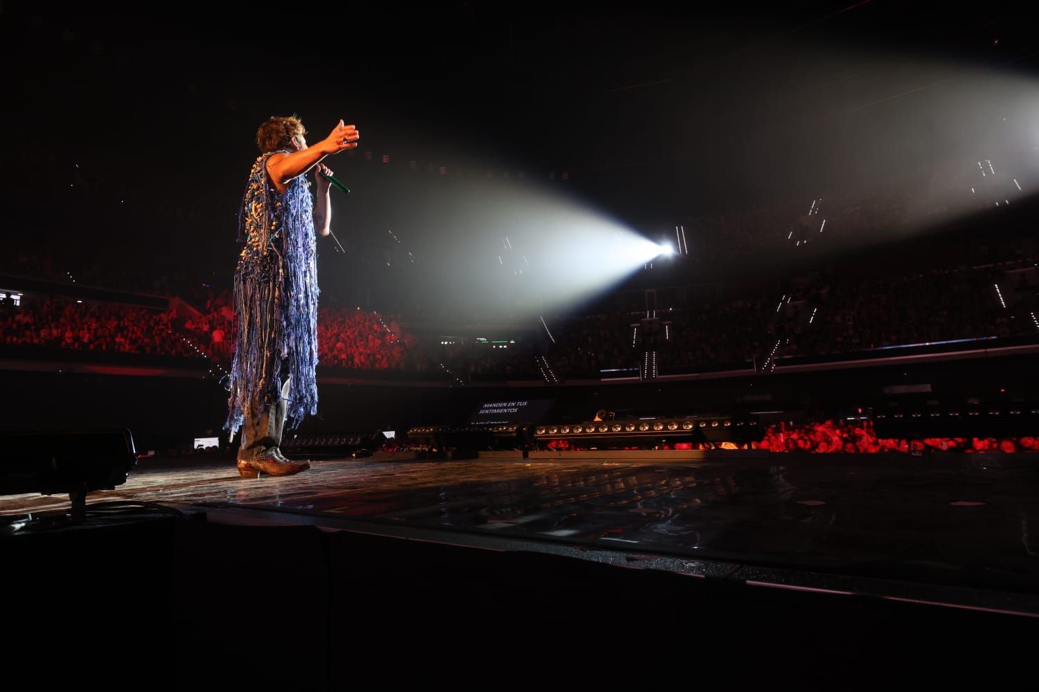 Manuel Carrasco arrebata en su concerto del Roig Arena: todas las imágenes