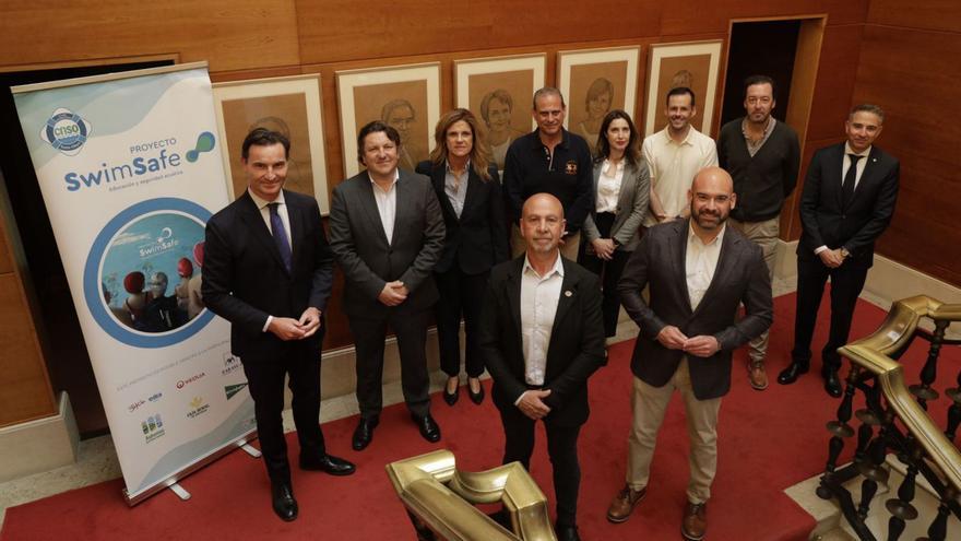 En primer término, Gonzalo Méndez y Jesús Martínez Salvador; detrás, por la izquierda, Jorge González-Palacios, Reineiro Sarasua, Magali Costales, Constantino Vaquero, Sandra Miranda, Carlos Llaca, José María Landa y Mario Fernández, este lunes, en el Ayuntamiento.