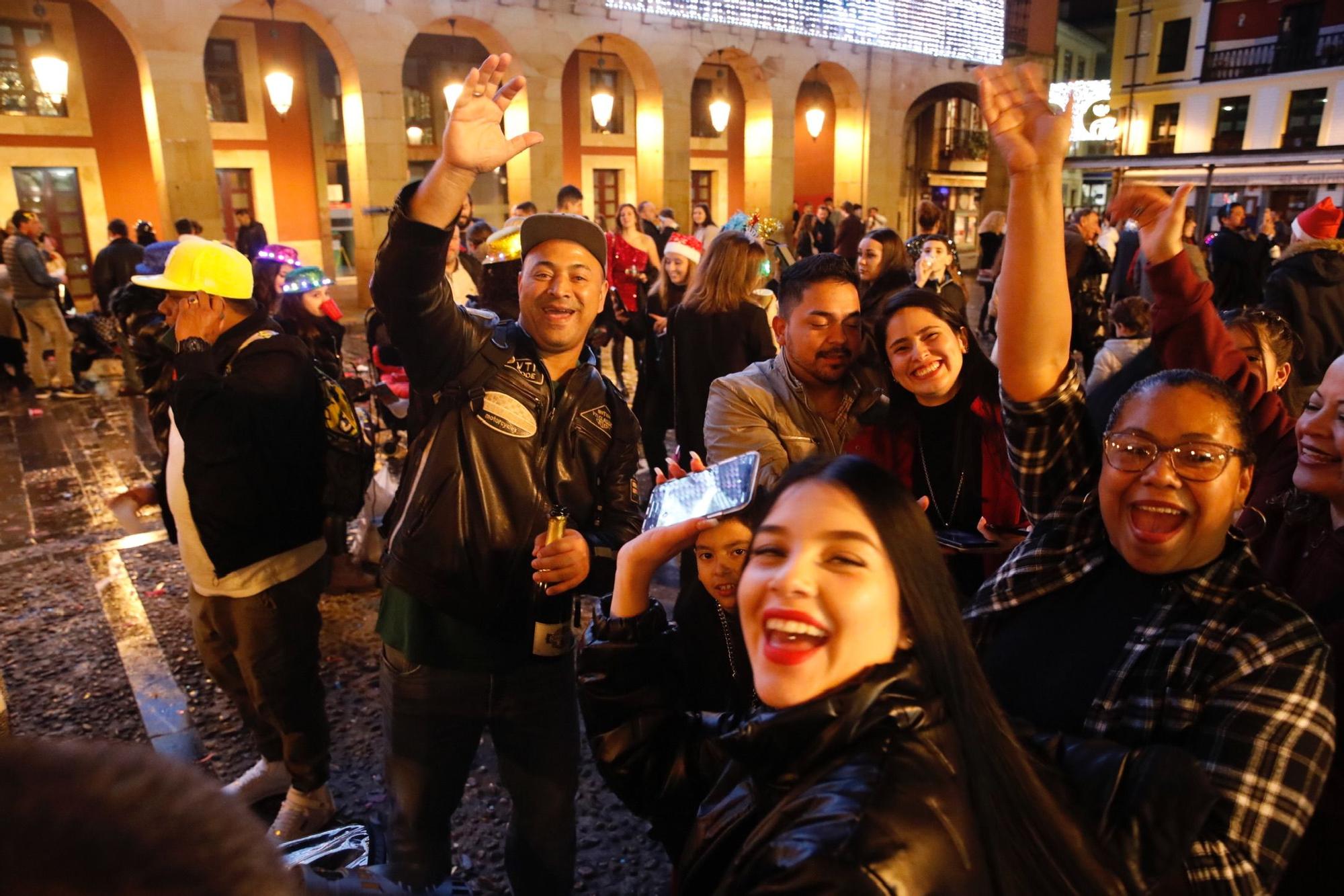 En imágenes: Gijón recibe el 2023 en la plaza Mayor, pero sin campanadas