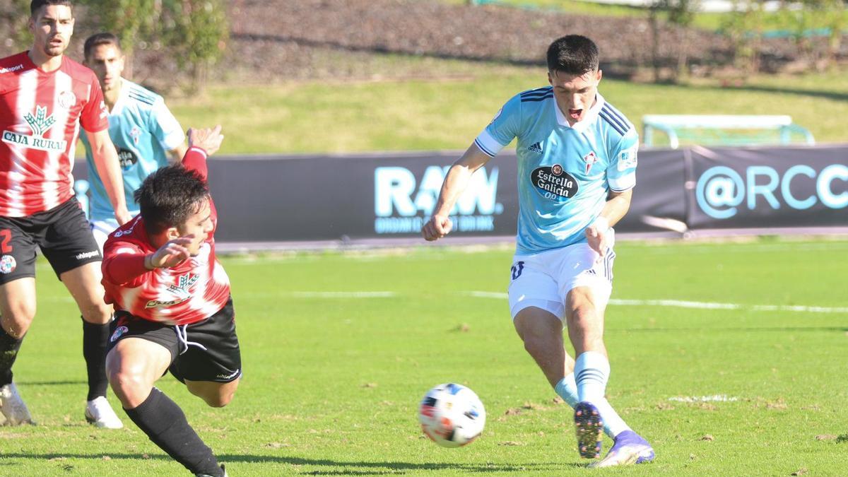 Remate de Lautaro de León, atacante del Celta B, en el partido en Barreiro frente al Zamora