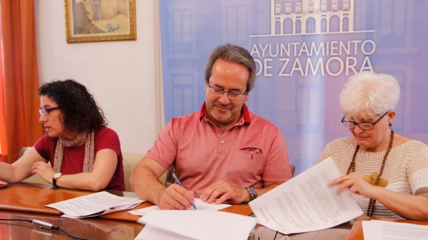 Francisco Guarido y Clara Aladrén firman el convenio en presencia de María José González.