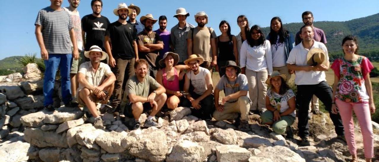 Arqueólogos y voluntarios, en una foto de grupo junto a la alcaldesa Natalia Troya (derecha).