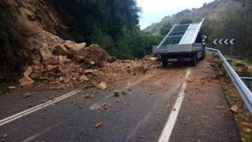 Cortada la N-120 en Nogueira de Ramuín a causa de un desprendimiento