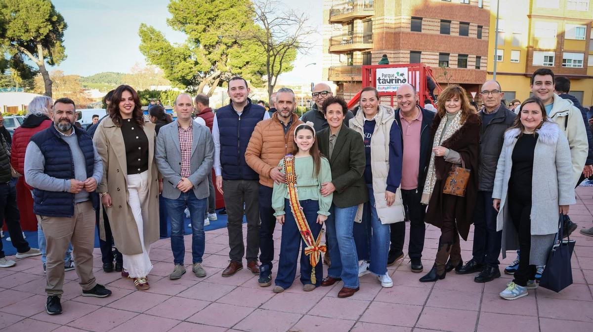 La alcaldesa, junto a la reina infantil de la Fira d’Onda, Eva Martínez Chiva, que no se ha perdido la inauguración y ha cortado la cinta inaugural.