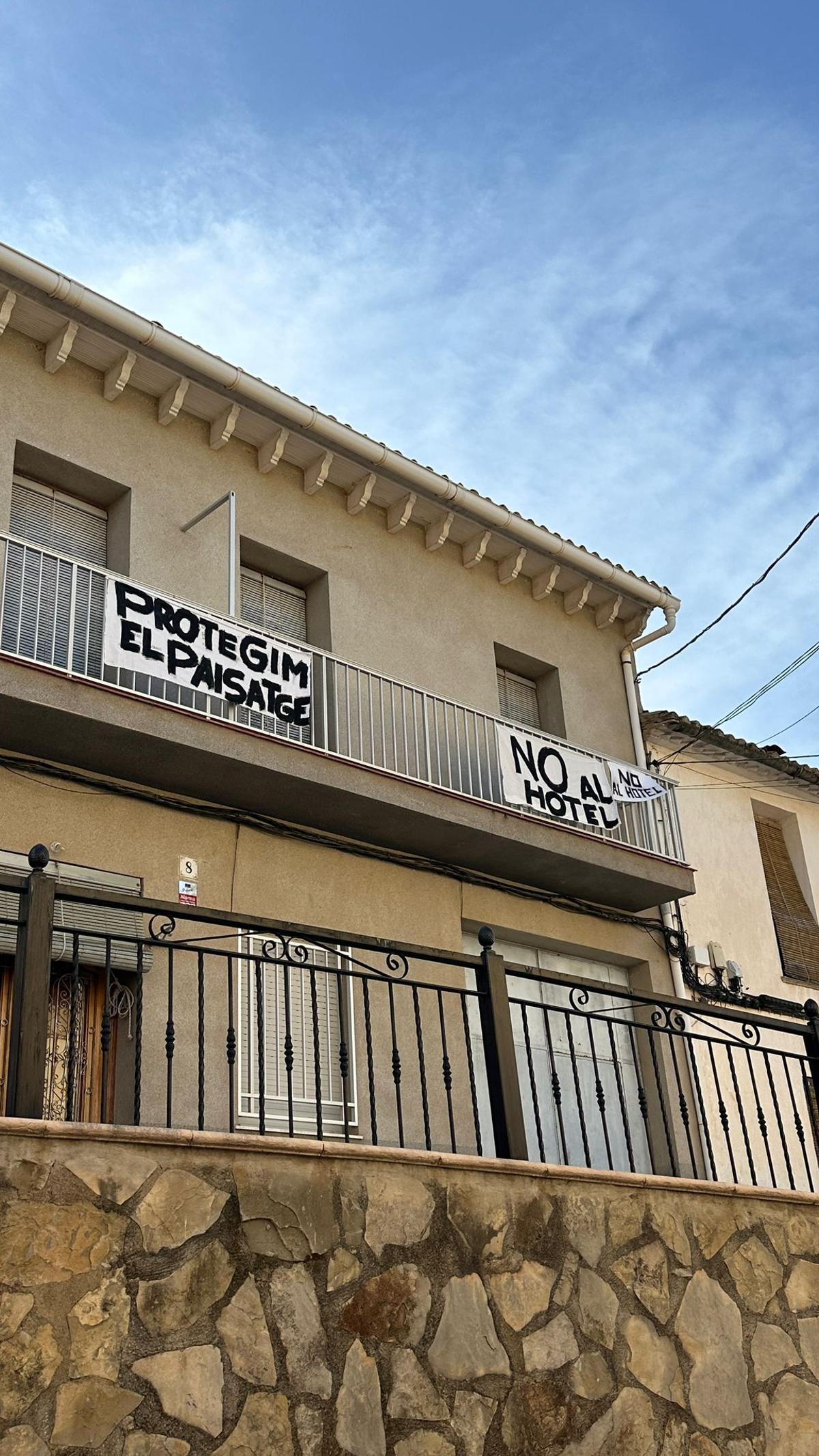 Carteles de rechazo al hotel en Castellonet de la Conquesta.