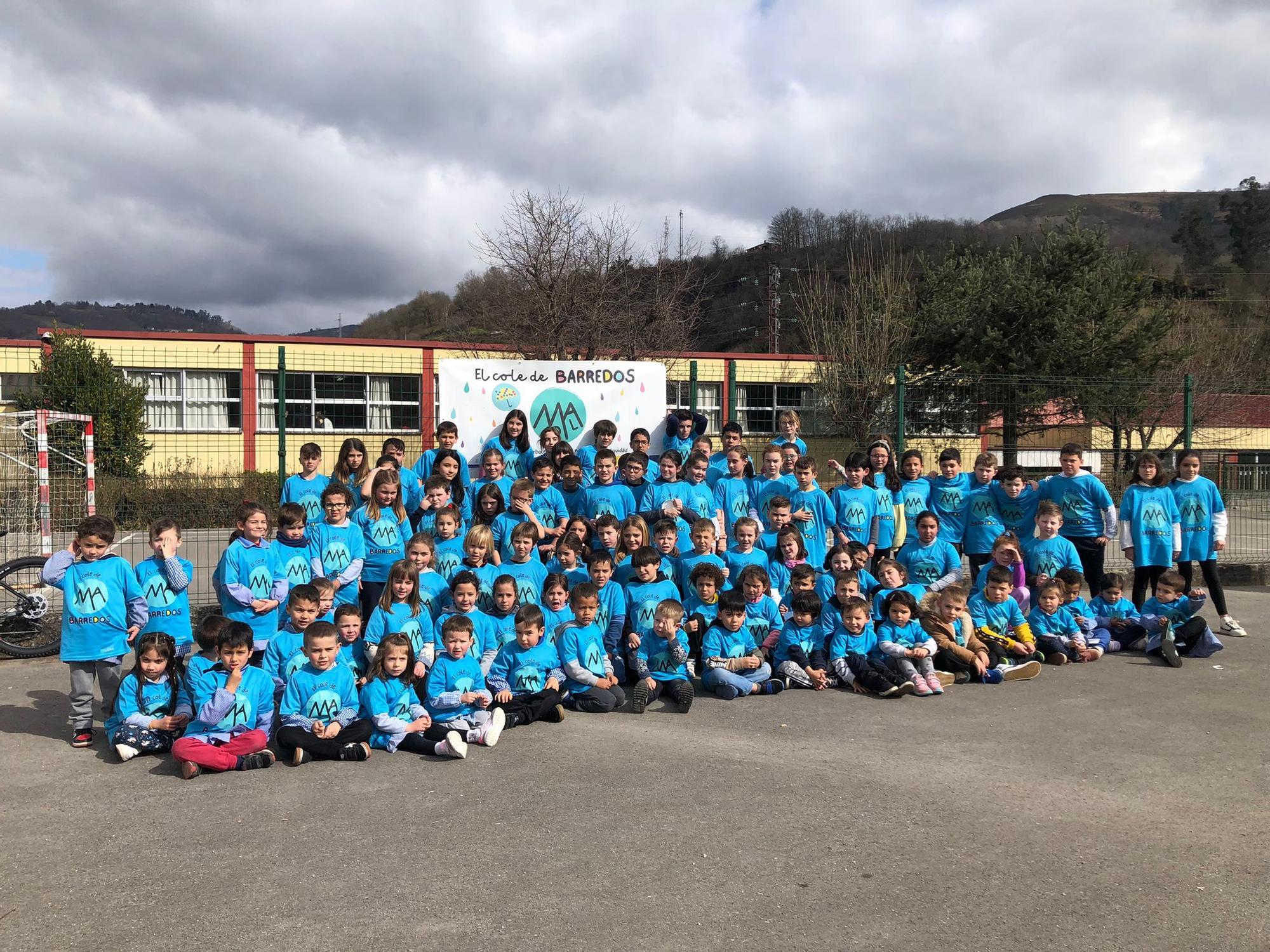 Los "neños" corren contra la leucemia infantil: los alumnos del cole de Barredos, con la Fundación Unoentrecienmil