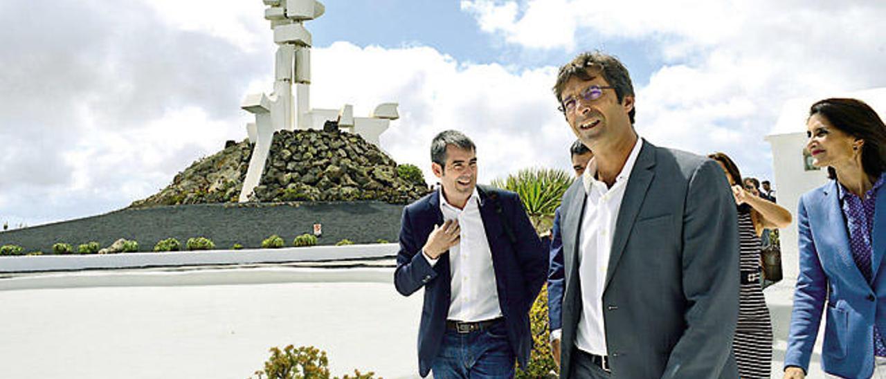 Fernando Clavijo y Pedro San Ginés, ayer junto al Monumento al Campesino en Lanzarote.