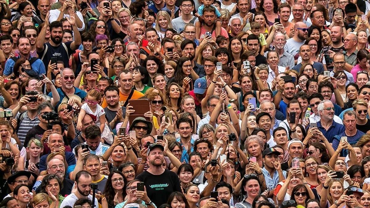 Centenares de personas reunidas en la plaça Sant Jaume durante las fiestas de la Mercè.