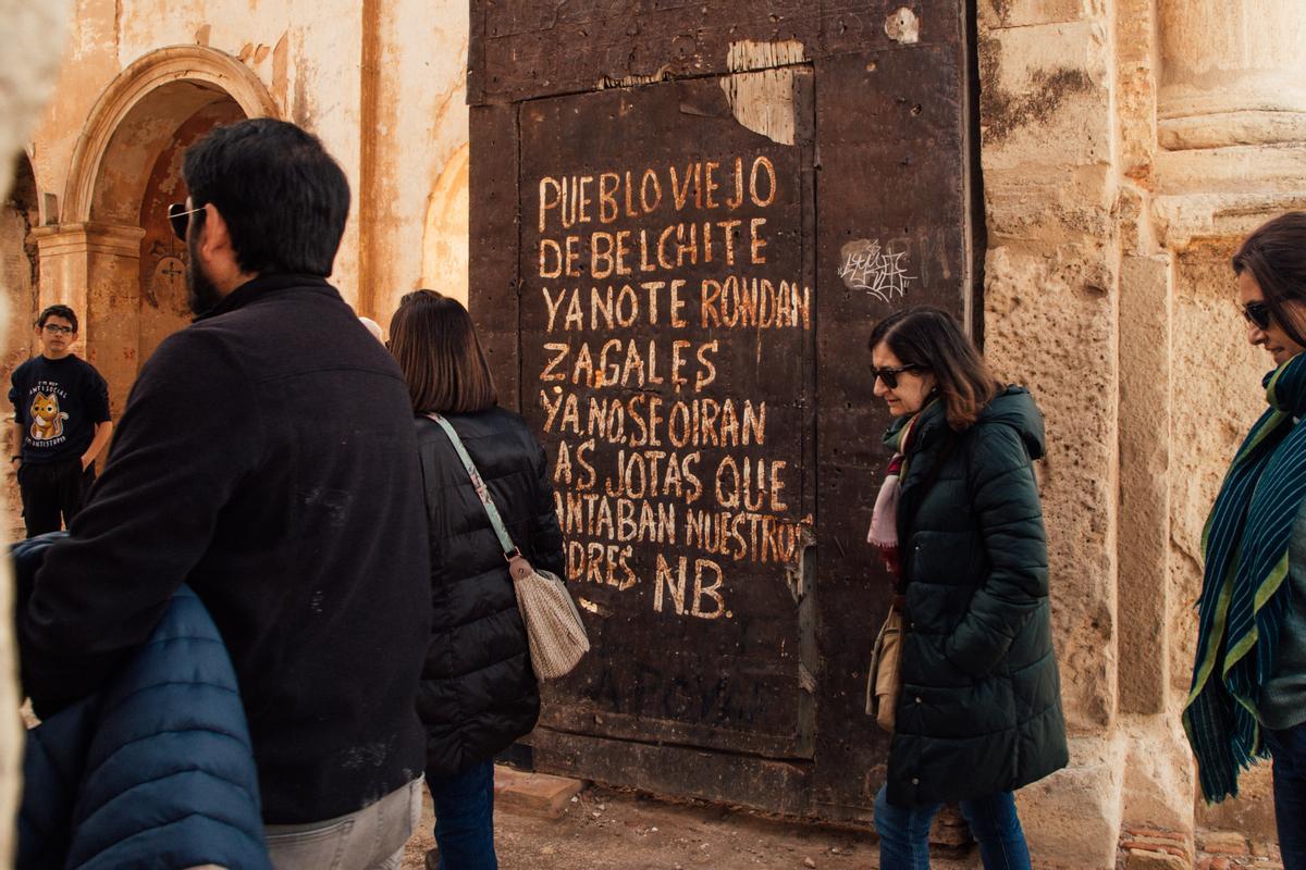 Puerta de entrada a la iglesia de San Martín de Belchite.