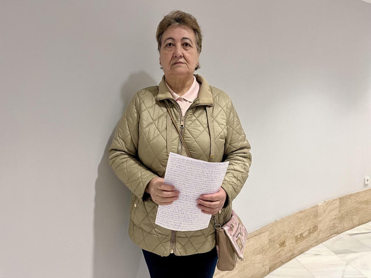 Olga Calvo con el escrito presentado ante la Defensora de los Usuarios del SES.