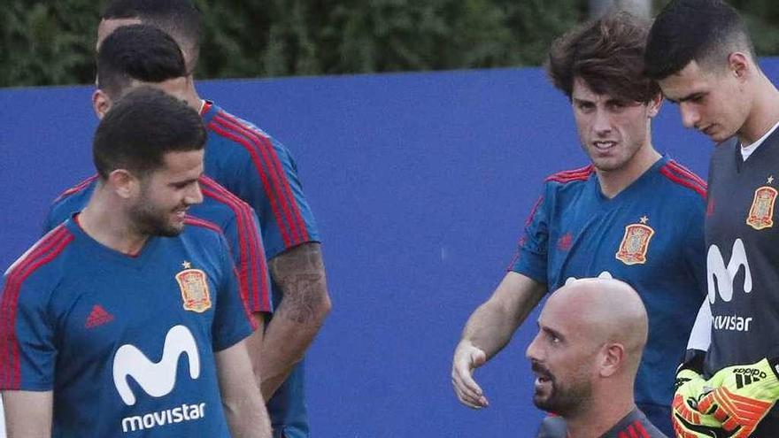 Pepe Reina, de rodillas, con varios compañeros en el entrenamiento de ayer.