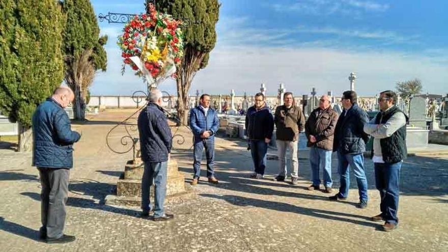 Homenaje de la Cofradía Jesús de Nazareno a los difuntos, en el cementerio.