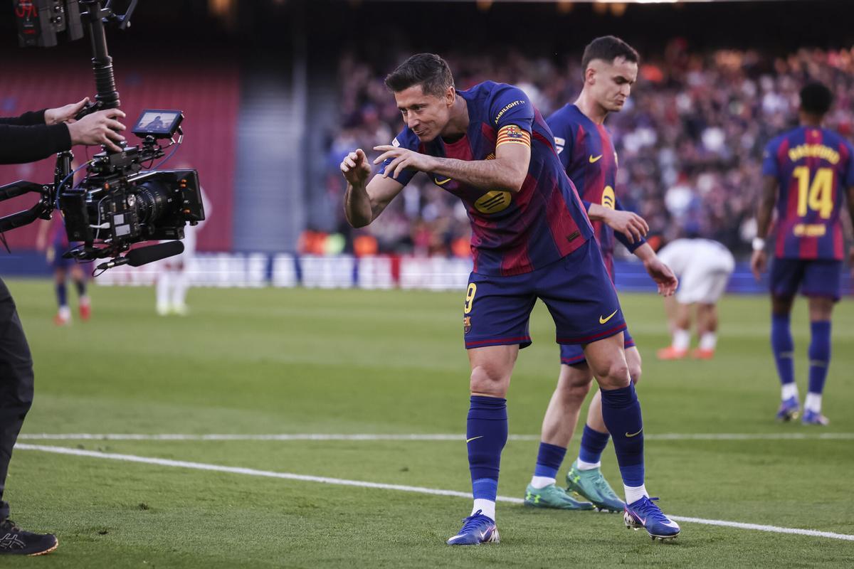 Robert Lewandowski, del FC Barcelona, celebra un gol ante una cámara de LaLiga