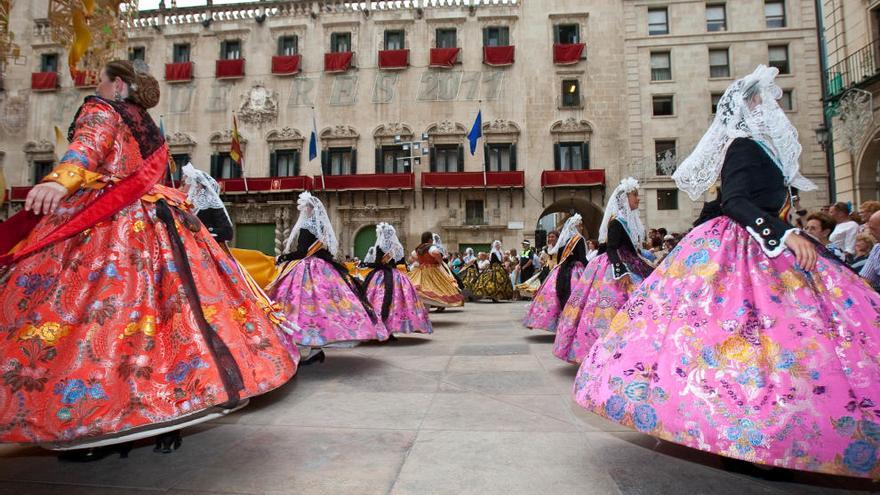 Dansà en Hogueras anteriores en la plaza del Ayuntamiento